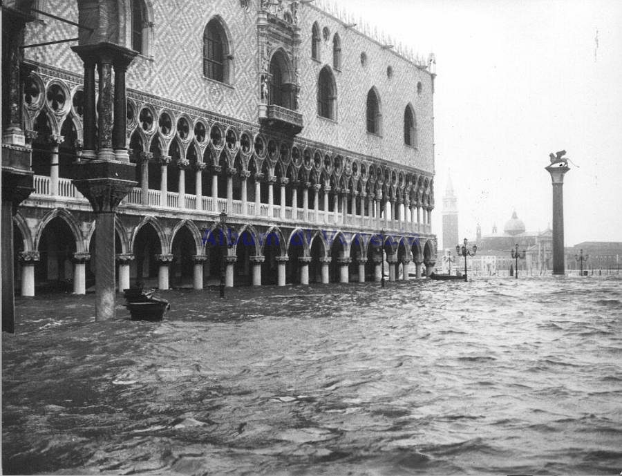 Palazzo Ducale durante l'alluvione del 1966